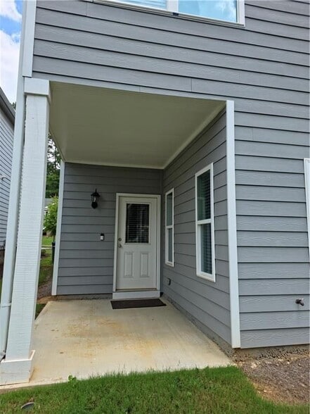 Building Photo - 430 Village Creek Dr SE