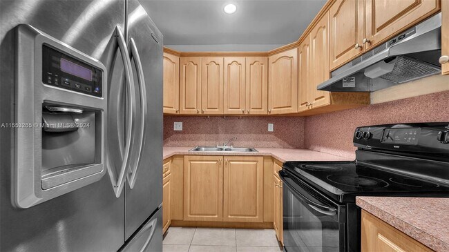 Building Photo - 1825 W 56th St