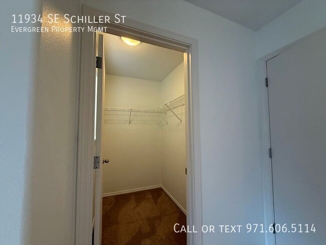 Building Photo - 11934 SE Schiller St