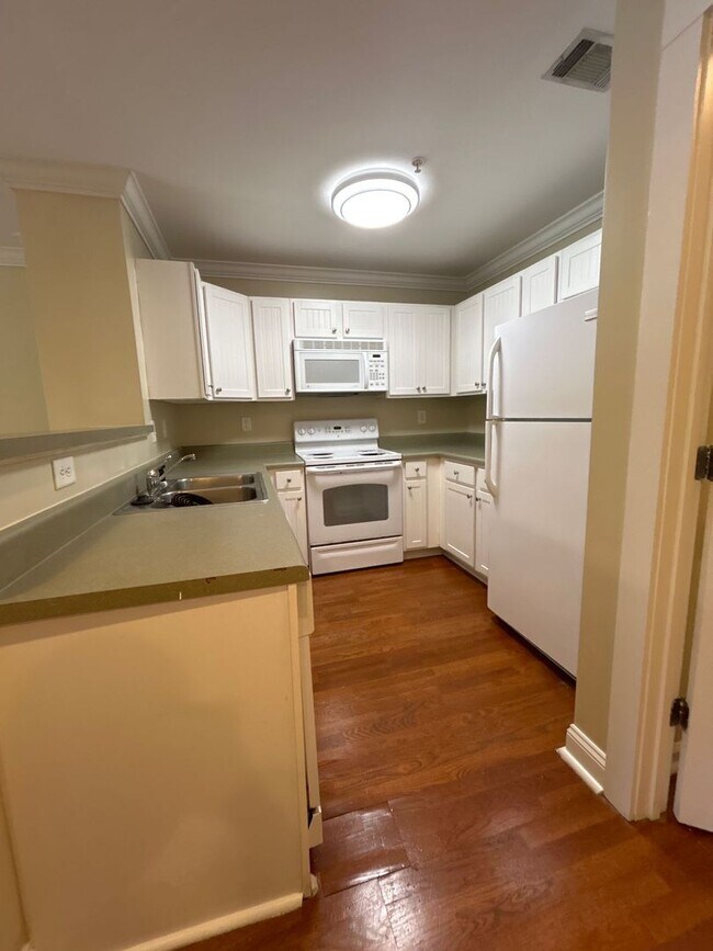 Building Photo - Spacious 3-Bedroom Townhome for Rent – $720 per Bedroom!