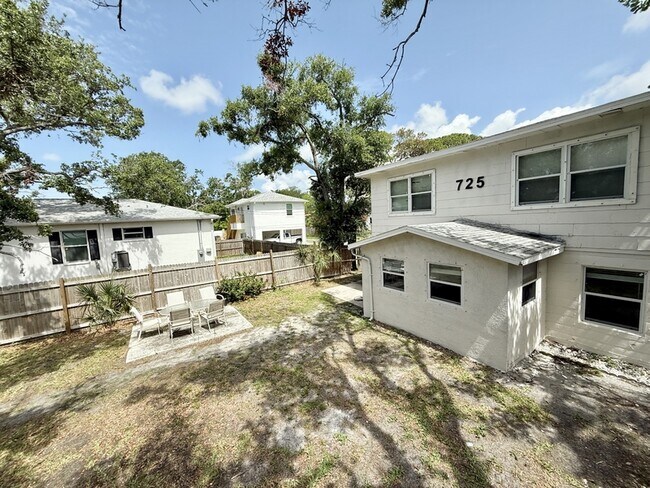 Building Photo - 725 21st Ave S