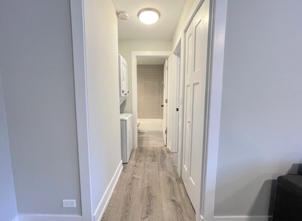 Building Photo - 529 W Surf St