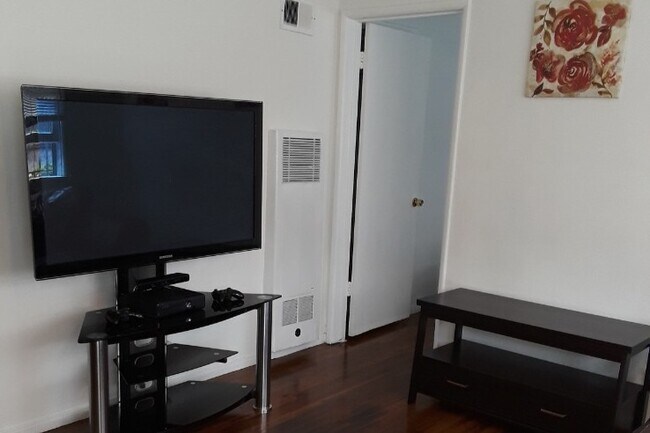 Building Photo - 11053 Venice Blvd