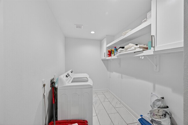 Building Photo - 11230 Bandlon Dr