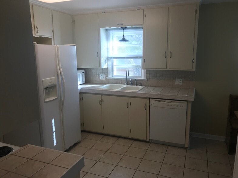Kitchen - 3727 Dillon Ave