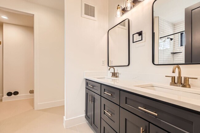 Building Photo - 10899 S Hausman, Unit 201