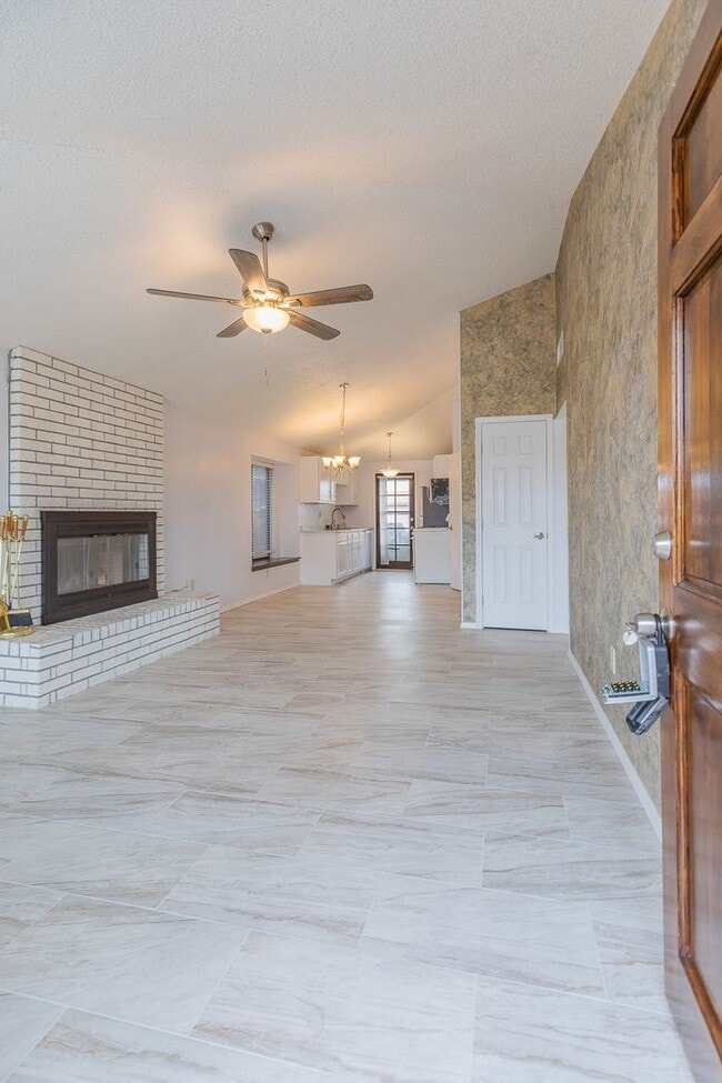 Building Photo - Comfortable 2 Bed 2 Bath - Pet Friendly & New Amenities!