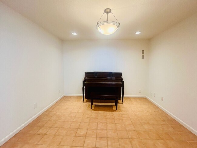 Building Photo - Extraordinary home with expansive yard on a flag lot in Mountain View.  Great Location and Schools.