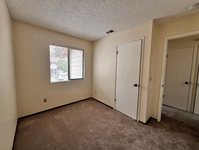 Building Photo - Spacious 3 bedroom 1.5 bath