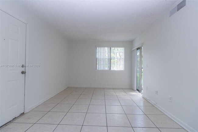 Building Photo - 1237 SW 46th Ave