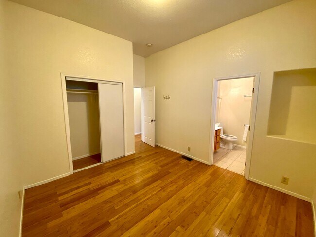Building Photo - 860-866 20th St, Oakland, CA 94607