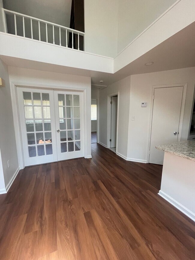 Building Photo - TOP FLOOR CONDO WITH ONE BEDROOM, DEN WITH...