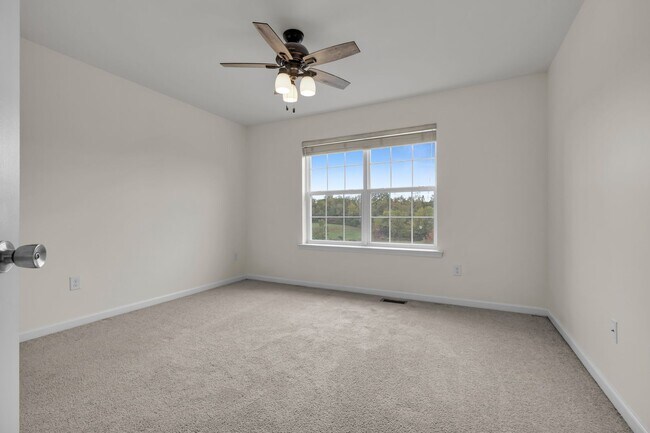 Building Photo - 3 bedroom Townhouse