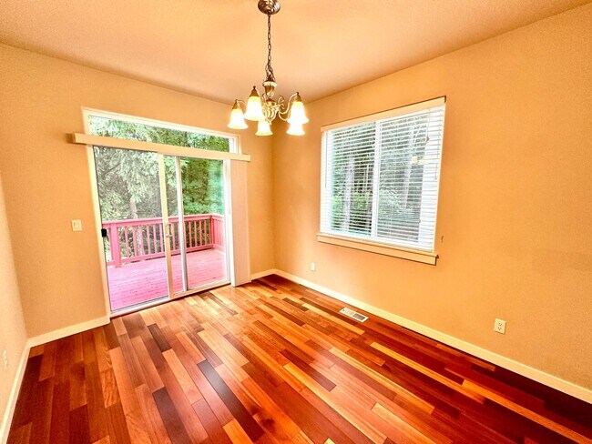 Building Photo - Beautiful 6-bedroom 4-bathroom home in an upscale neighborhood in the Sexton Mountain section of ...