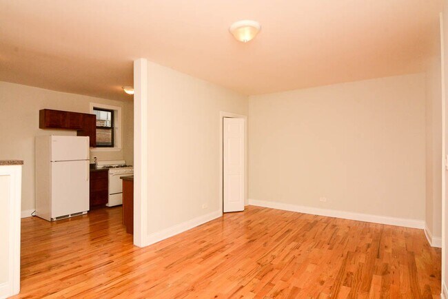 Building Photo - 6265 W Cornelia Ave