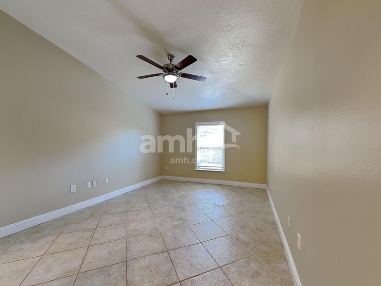 Building Photo - 574 Wekiva Bluff St