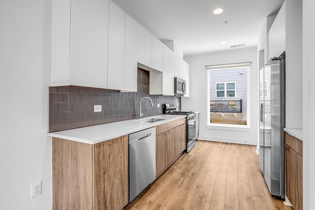 Building Photo - Spacious 4-level Home| 3 bedrooms + Garage parking!