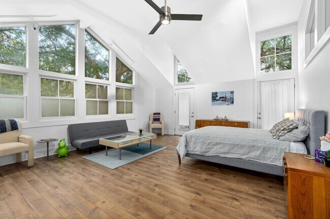 Building Photo - 215 Beauregard St