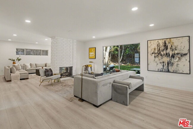 Building Photo - 2612 S Beverly Dr