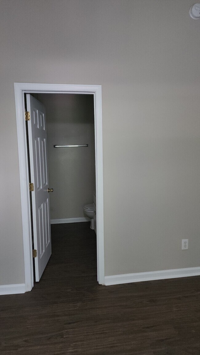 Building Photo - 2222 Valley Haven Dr