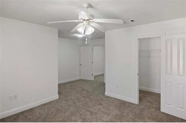 Building Photo - 626 Village Ln S