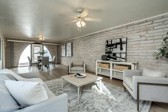 Building Photo - 667 W Las Lomitas Rd