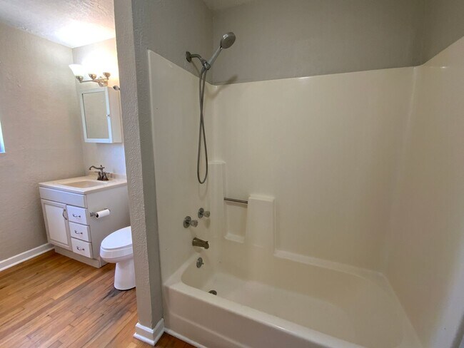 Building Photo - 3 Bedroom Single Story Home Near Gibson Bl...