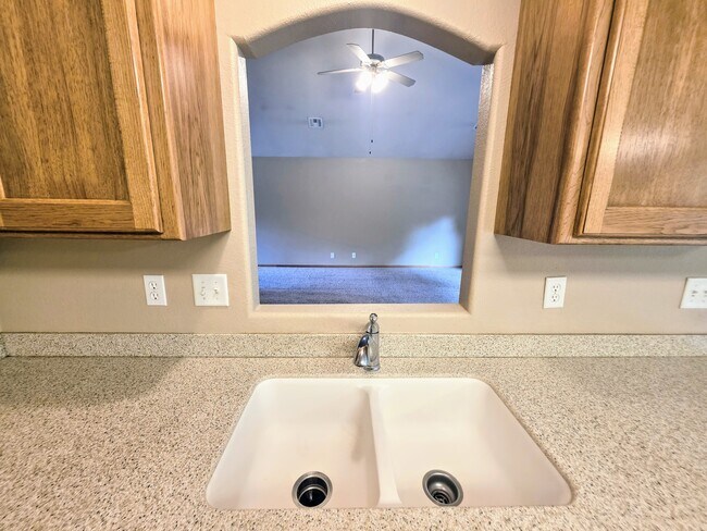 Building Photo - 606 Highland Ridge Dr