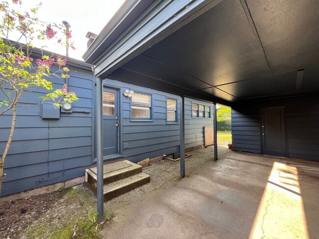 Building Photo - Wonderful 2 Bd 1 Ba home in Woodstock! Covered driveway, Large yard and Shop/Shed !!!