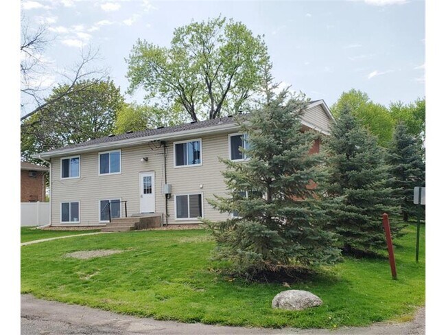 Building Photo - 2740 Xylon Ave N