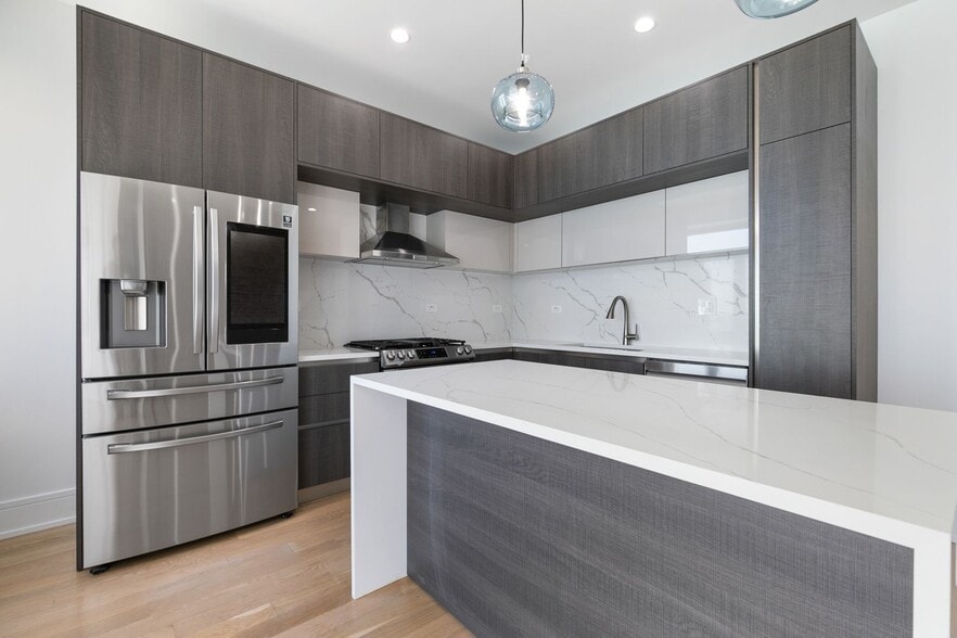 Building Photo - 7729 N Eastlake Ter