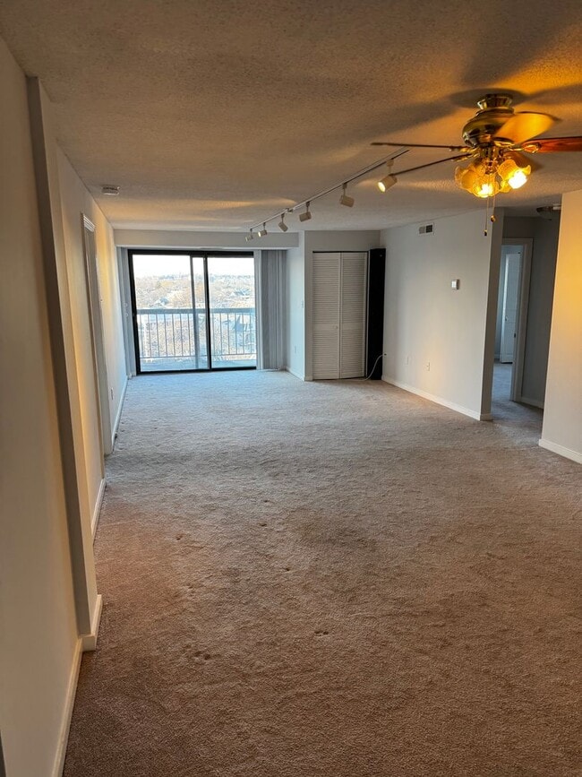 Building Photo - Bright & Spacious Condo in North Medford