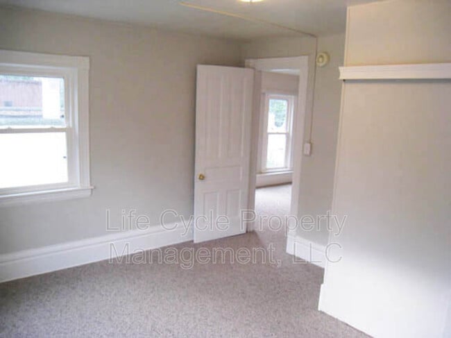 Building Photo - 815 College Ave NE