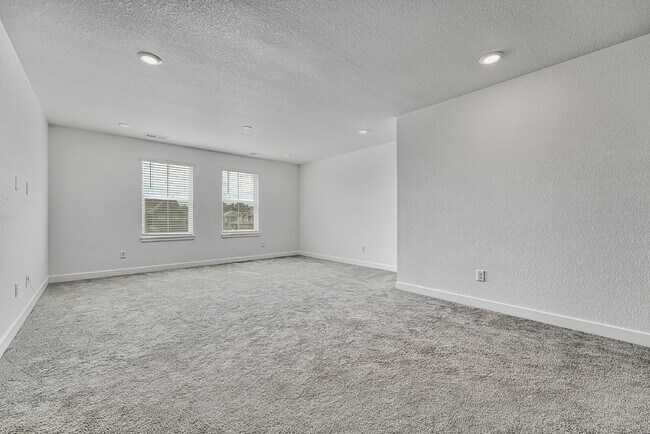 Building Photo - $4,450.00, 5 bed, 4.5-bath located in Broo...