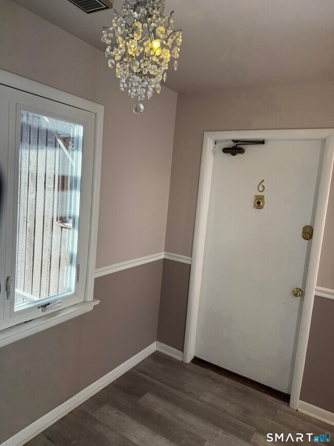 Building Photo - 136 Deer Hill Ave