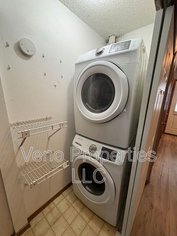 Building Photo - 8 Redcoat Ct