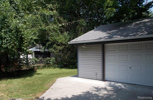 Building Photo - 2205 E 10 Mile Rd