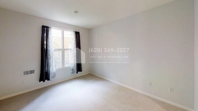 Building Photo - 401 Crescent Ct