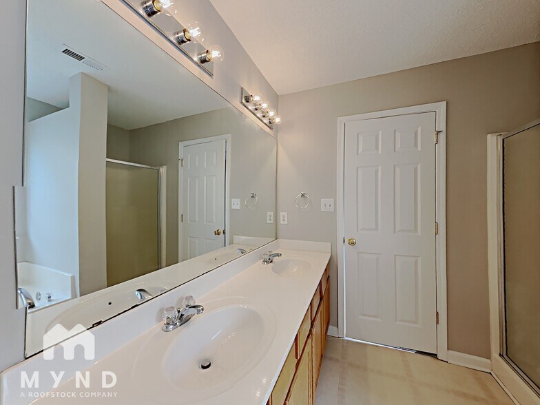 Building Photo - 10717 Glenluce Ave