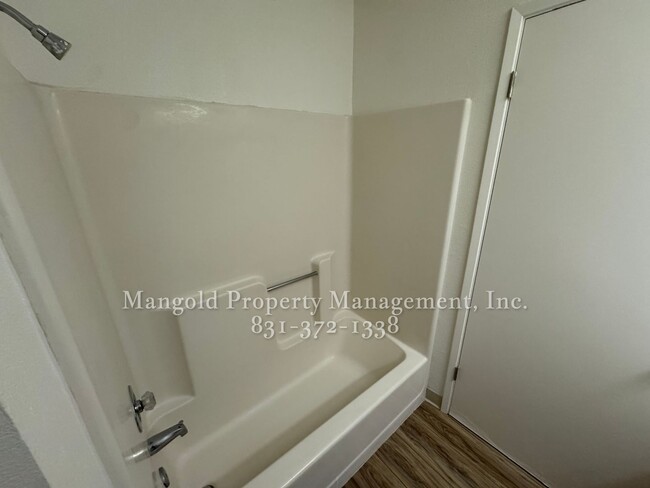 Building Photo - **$1,000 Move in Special**  Upstairs Condo...