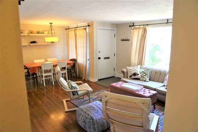 Building Photo - Charming 2 bed 1 bath Furnished, Utilities...