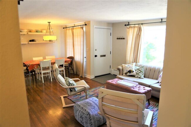 Building Photo - Charming 2 bed 1 bath Furnished, Utilities Included