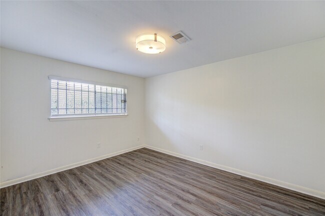 Building Photo - 9811 Shadydale Ln
