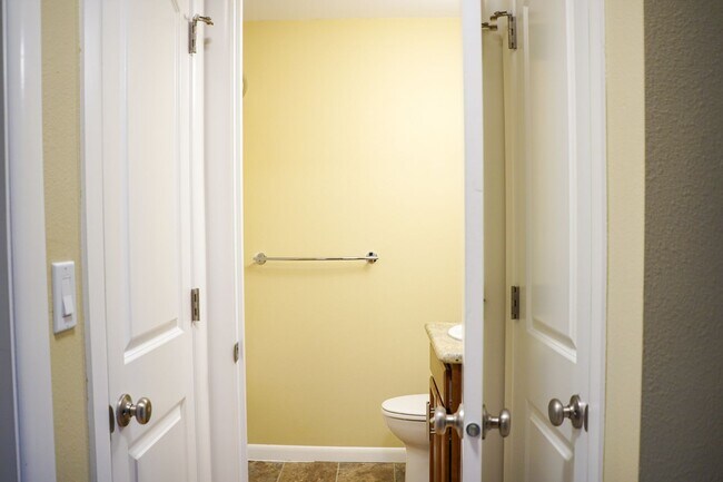 Building Photo - Corner 1-Bed w/ Off-Street Parking!