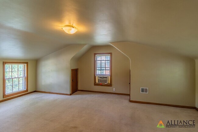 Building Photo - Spacious home close to KSU Campus!