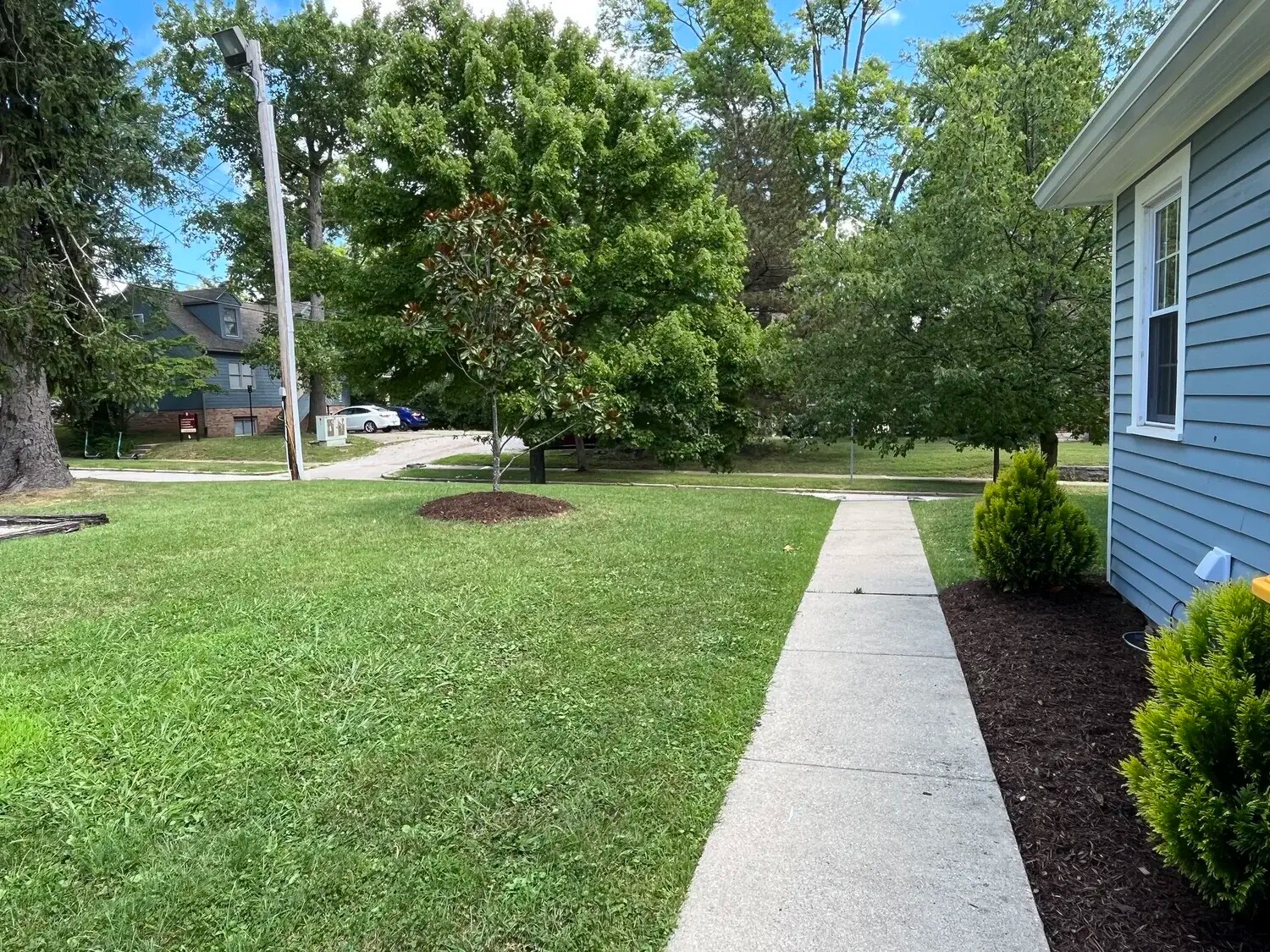 Building Photo - 723 E 10th St