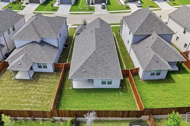 Building Photo - 508 Green Grass Dr