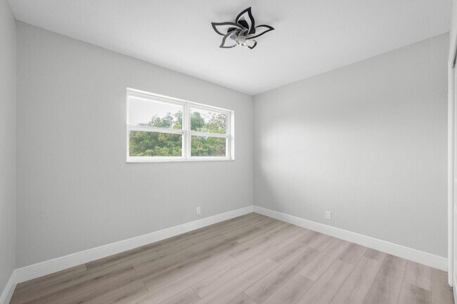 Building Photo - 233 7th Ct