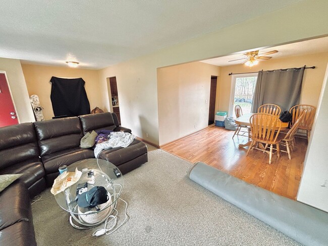 Building Photo - Great crystal home with huge fenced in bac...