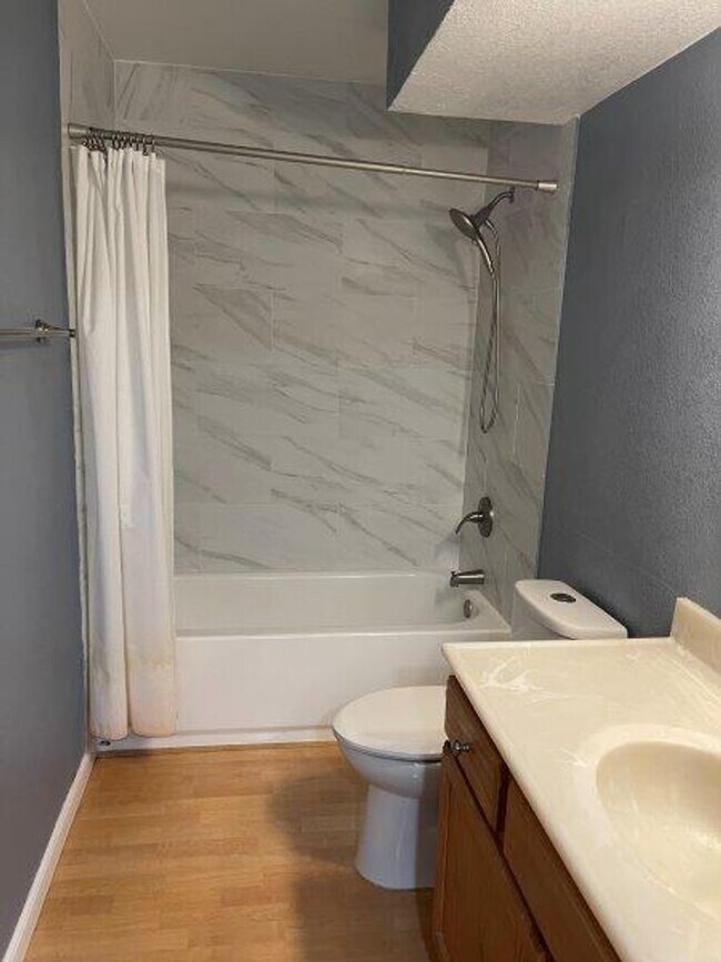 Building Photo - Gorgeous 3 Bedroom1/2 Plex in Elk Grove